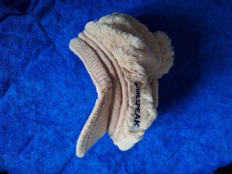 Piękna damska beżowa zimowa czapka z daszkiem