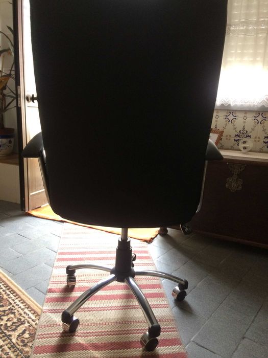 Cadeira de escritório em cabedal