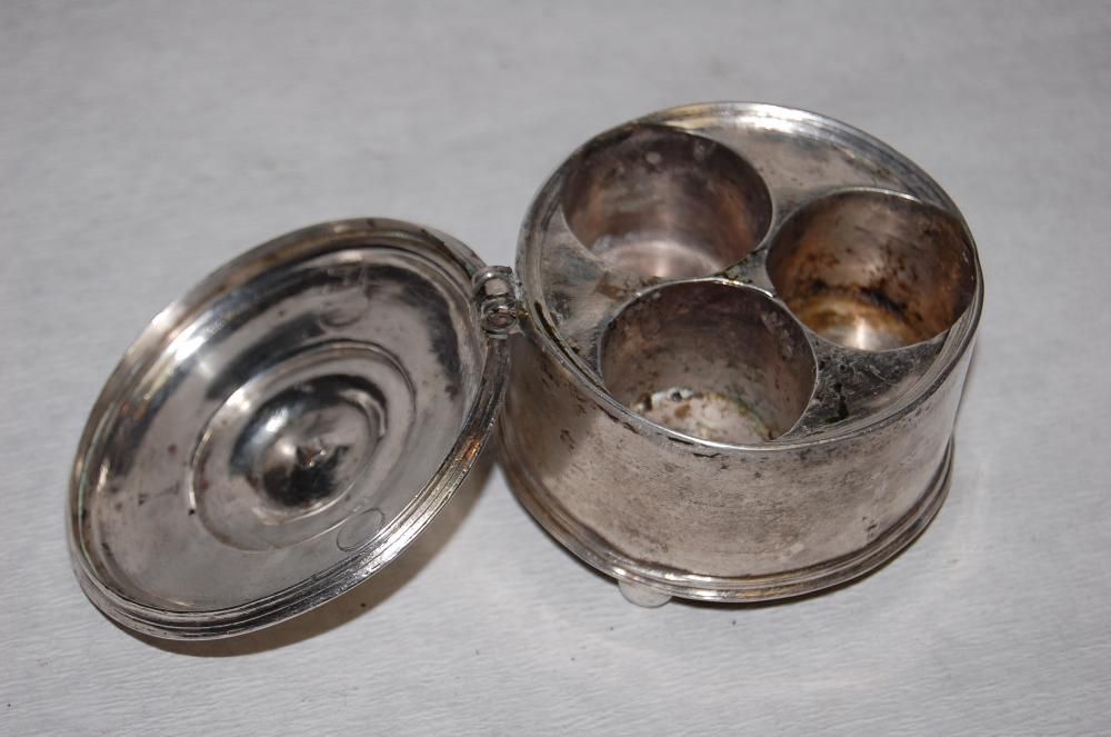 Naczynie srebrne , ręcznie wykonane , śred. ok. 10 cm.