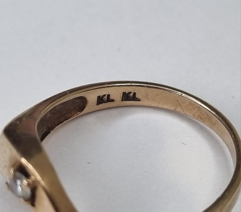 Asymetryczny złoty pierścionek z cyrkonią złoto 333