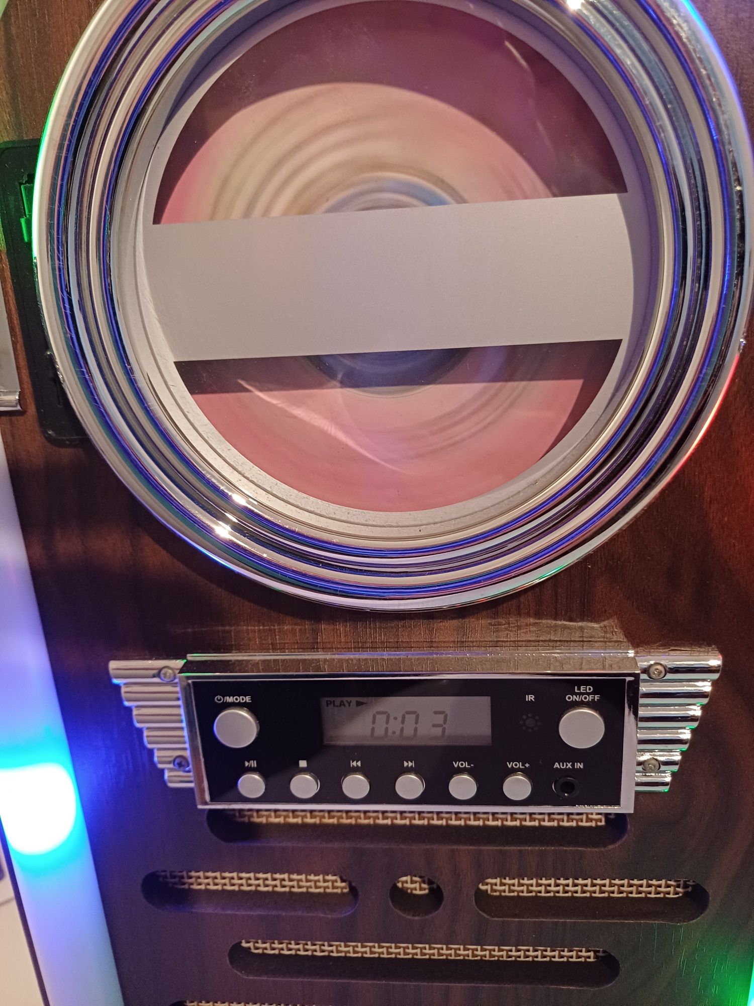 Radio w drewnianej obudowie oraz CD