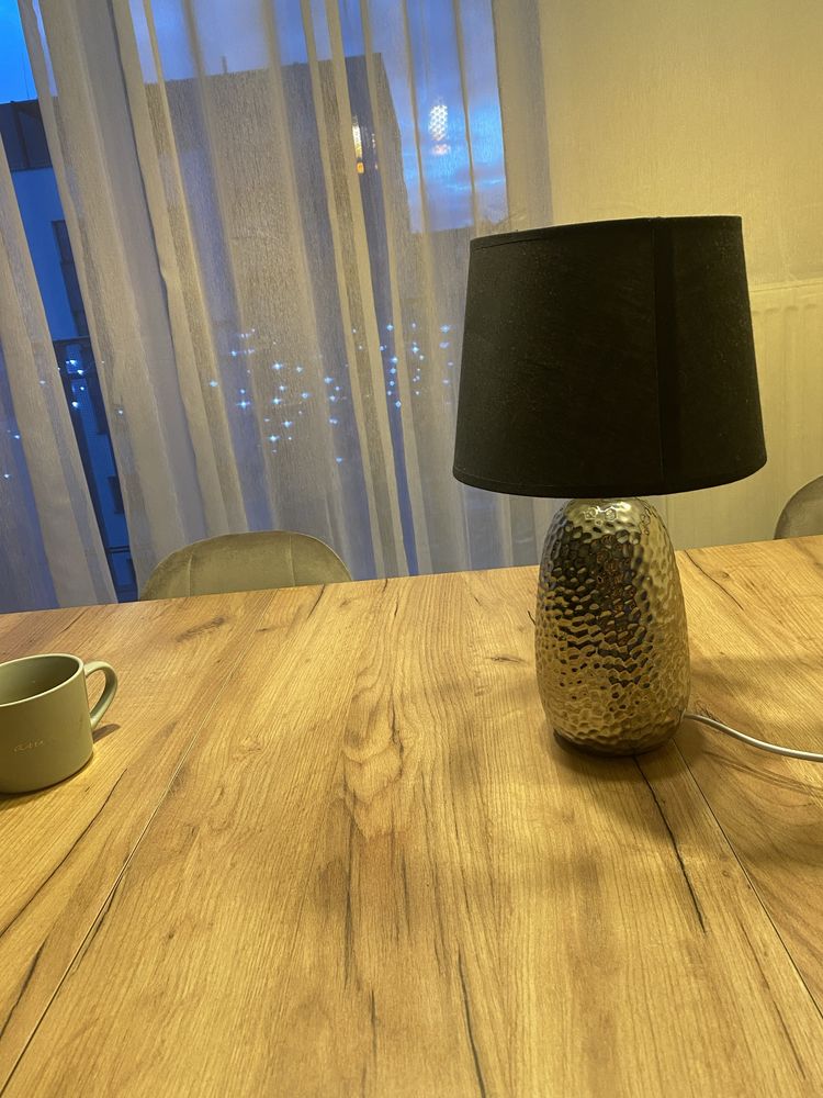 Lampka nocna z materiałowym kloszem