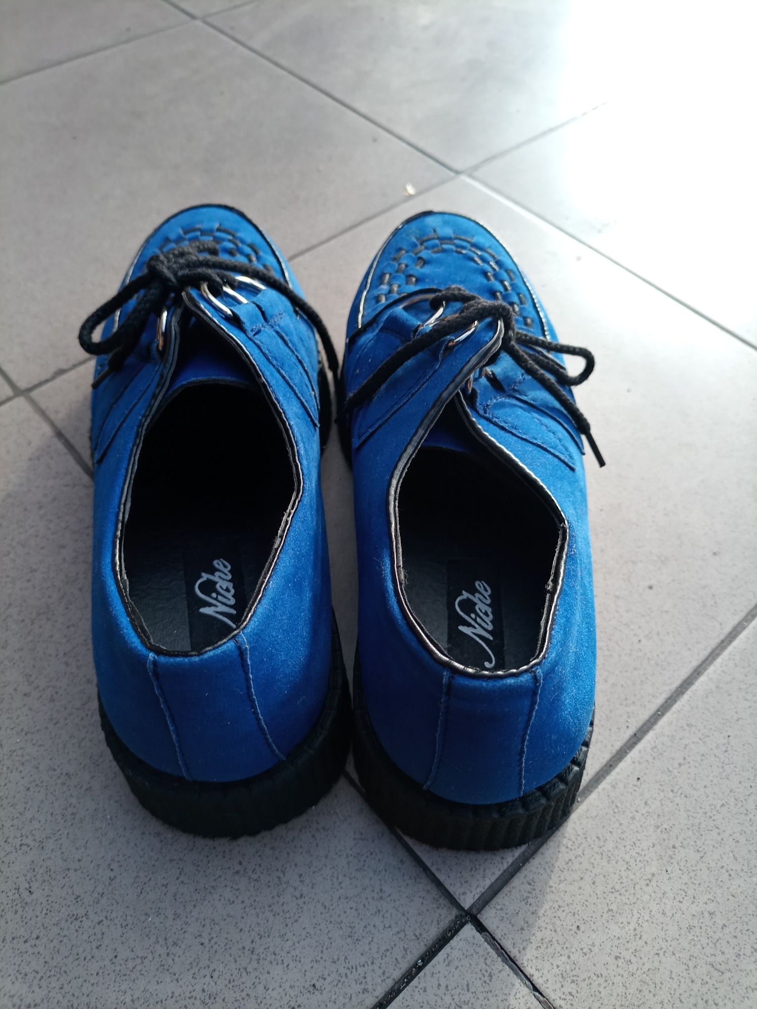 Buty na koturnie
