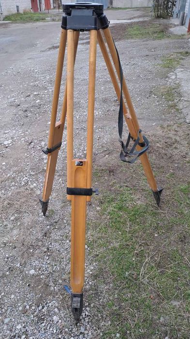 Штатив для теодоліта або тахеометра
