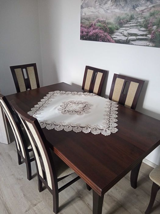 Stół drewniany do salonu