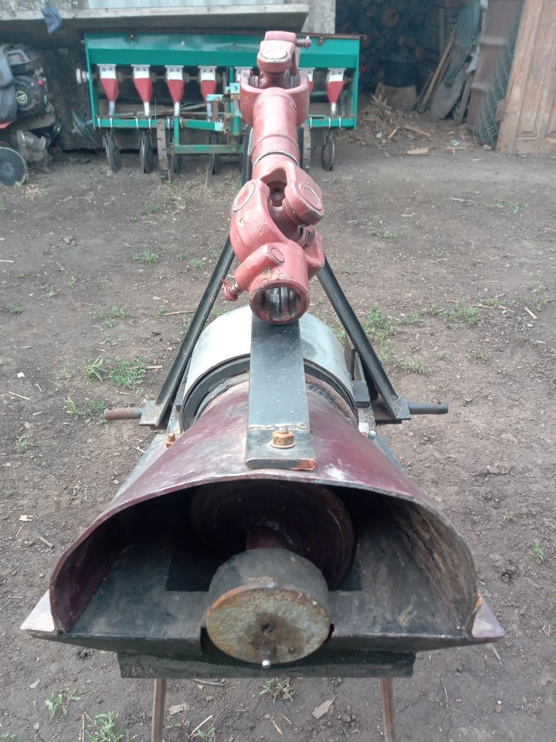 Продається шнековий подрібнювач гілок та сівалка на вісім рядків