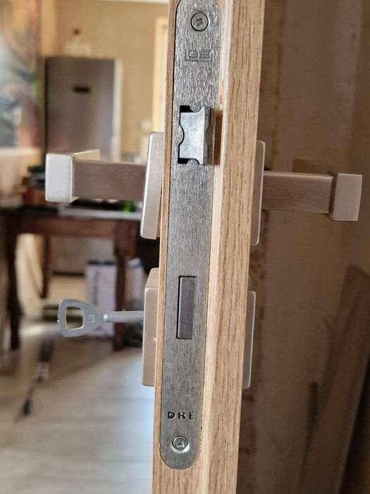 Drzwi wewnętrzne z ościeżnicą DRE Finea na otwór 80cm, plus klamki itd