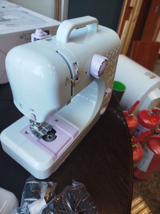 Швейна машинка багатофункціональна 12 в 1 портативна Rainberg RB-109