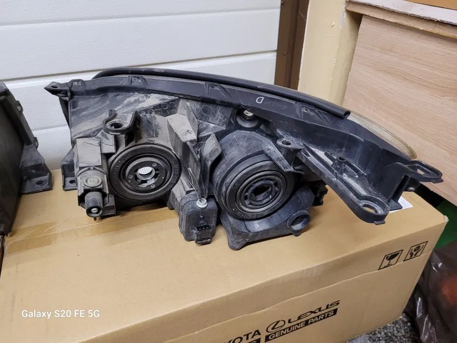 Фара Тойота RAV4 8117042311 8113042360