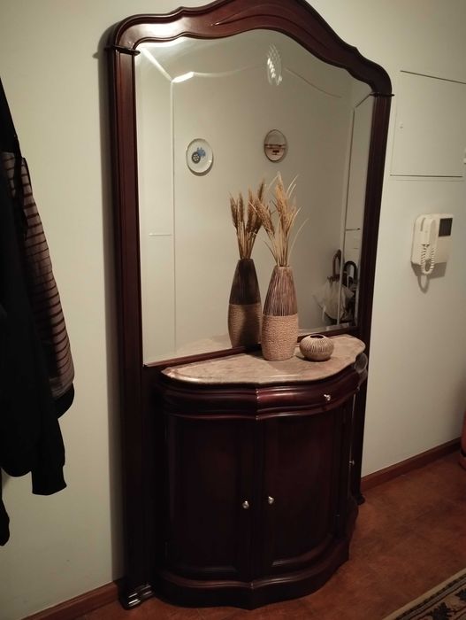 Dois móveis, um sapateira e outro mesinha de telefone