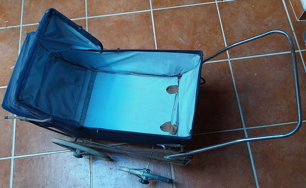 carrinho de bebé de meados do séc. XX, para restauro