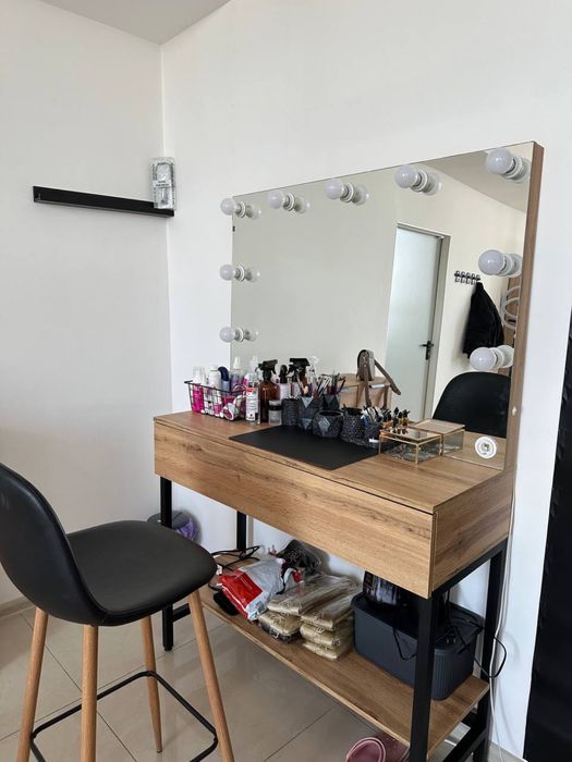 Стол з дзеркалом та стилець