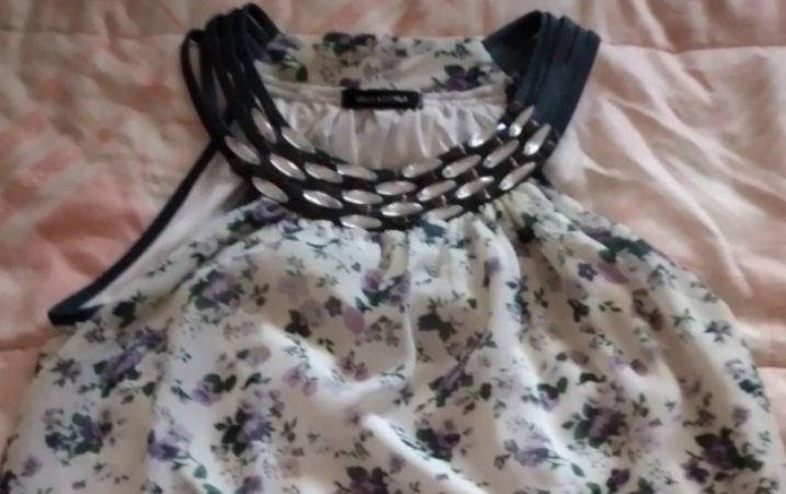 Top tamanho L com peças de strass