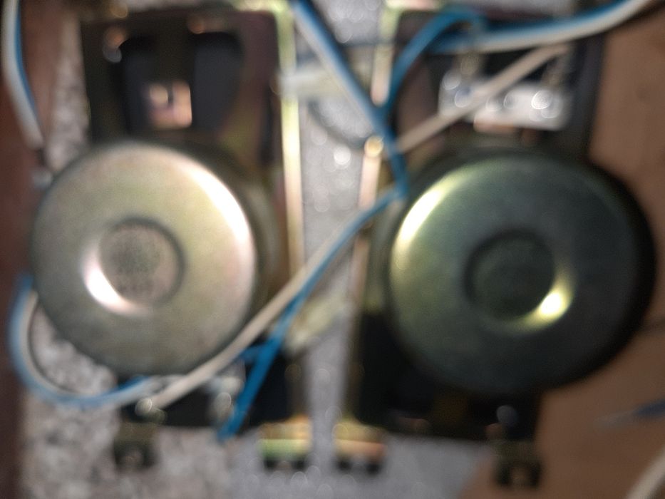 Dois altifalantes fortes e bons