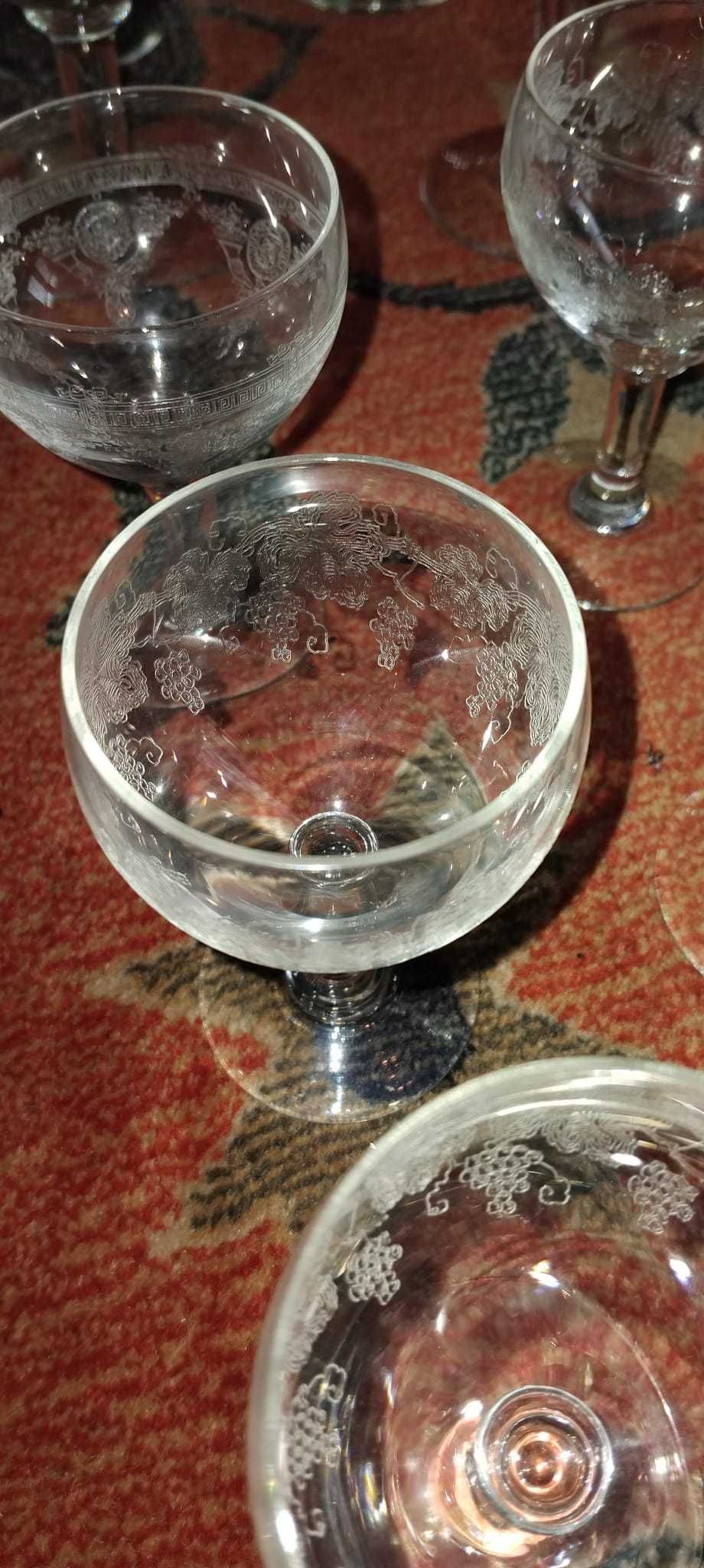Serviço de copos de cristal com gravação muito antigos de 1945