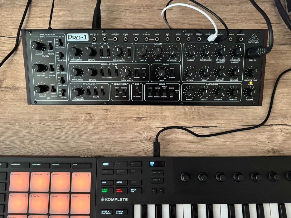Аналоговий синтезатор Behringer Pro-1 + MIDI кабель