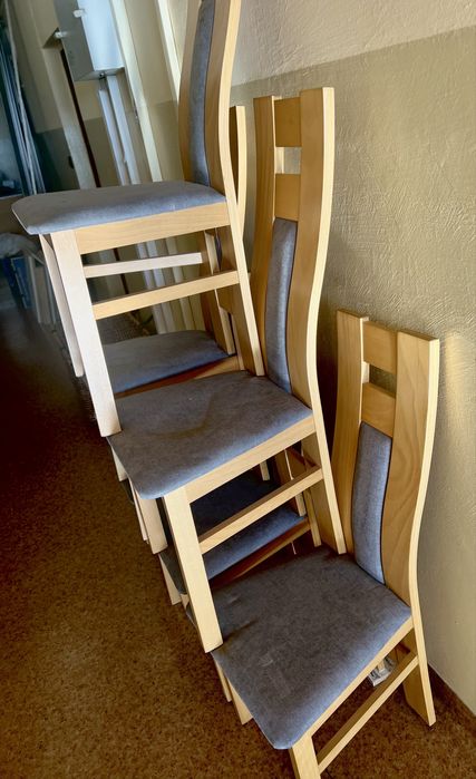 Komplet krzeseł używane bardzo sporadycznie co widac.