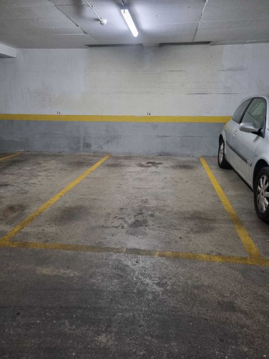 Arrenda lugar estacionamento parqueamento Estrada Falagueira Amadora