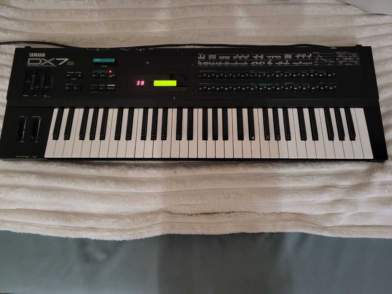 Аналоговий FM-синтезатор Yamaha DX-7s