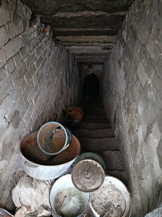 Продається хата ,  майже в центрі села.а