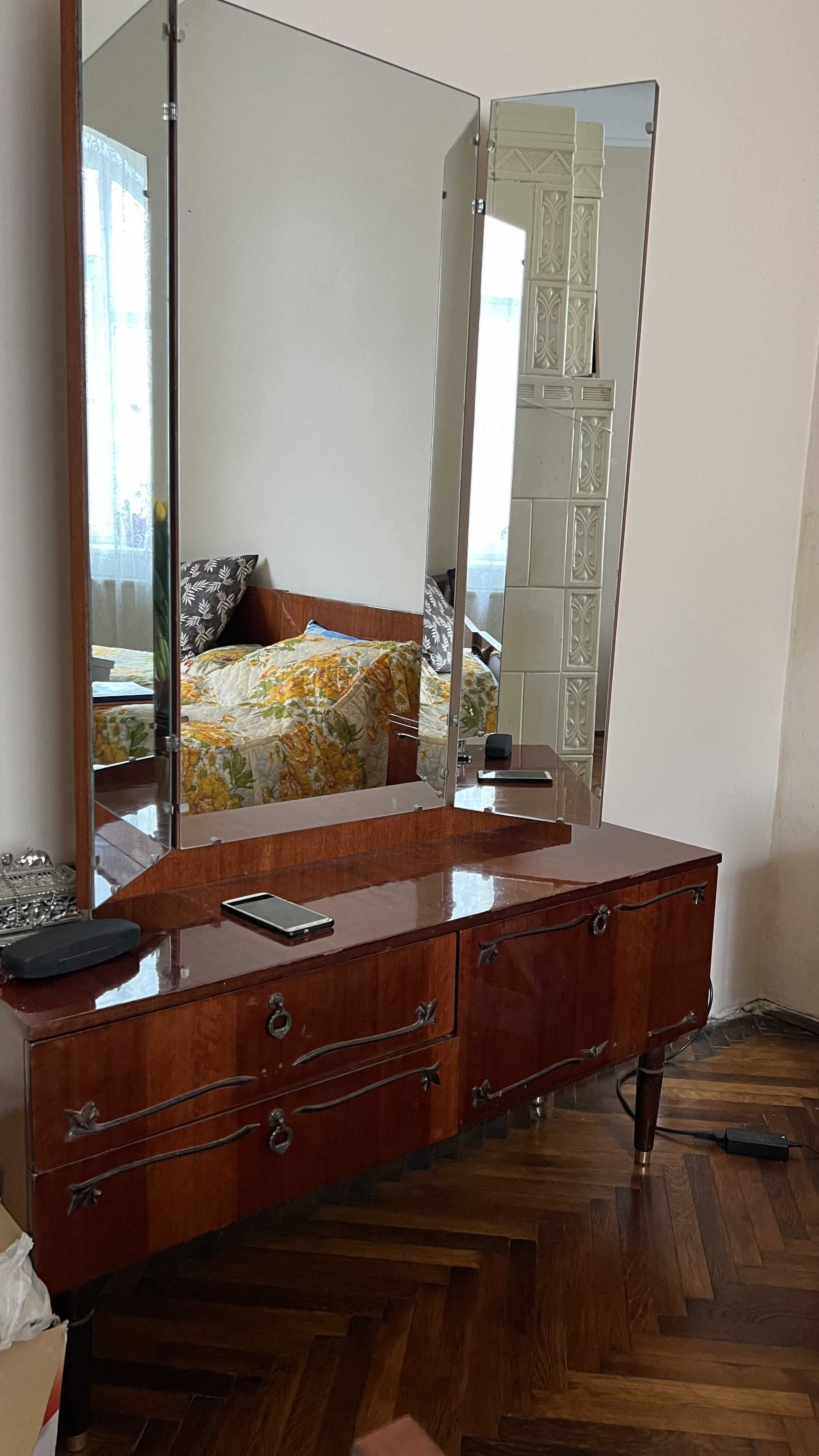 Спальня - гардеробна шафа, трюмо зі дзеркалом, 2 тумбочки