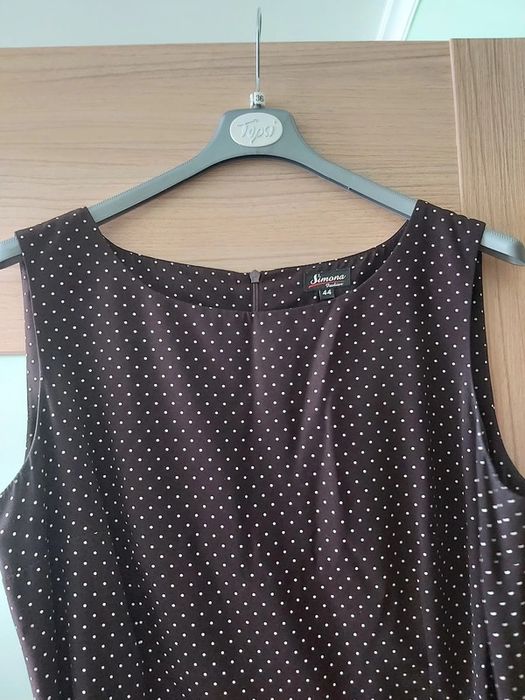 Brązowa klasyczna sukienka w groszki z paskiem