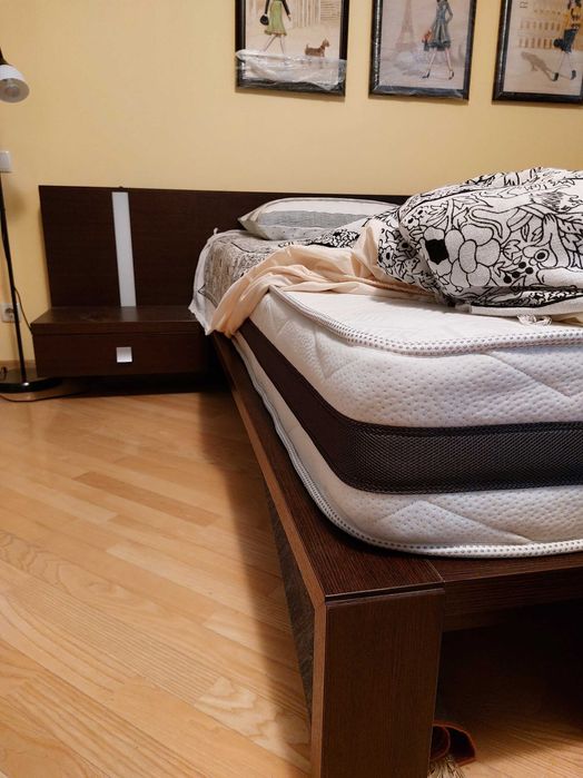 Двоспальне ліжко з тумбами і підсвітками