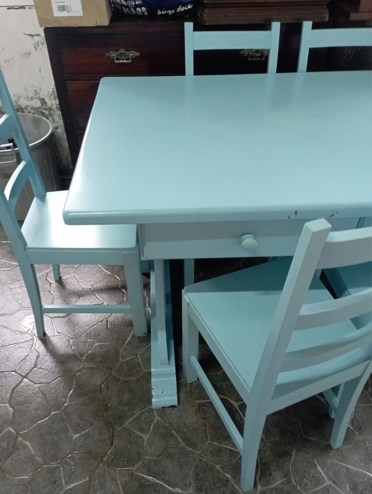 Mesa com 4 gavetas nas laterais