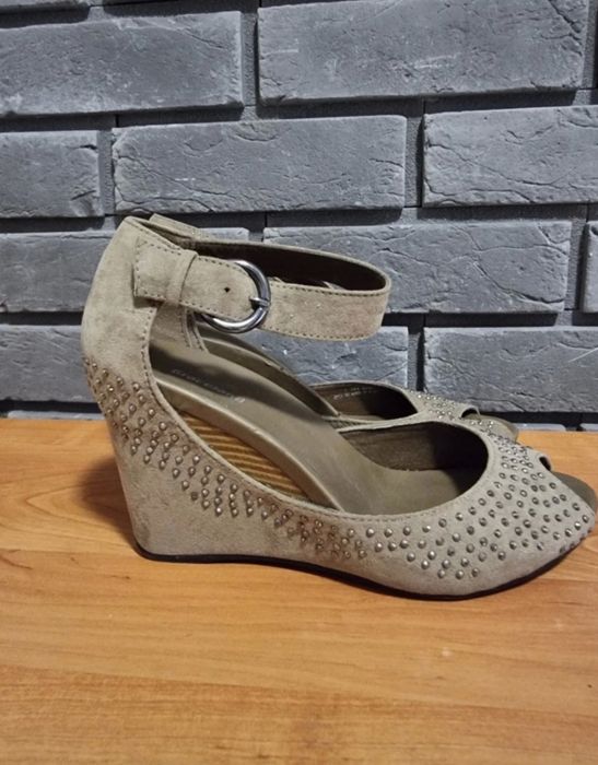 Sandałki  na koturnie