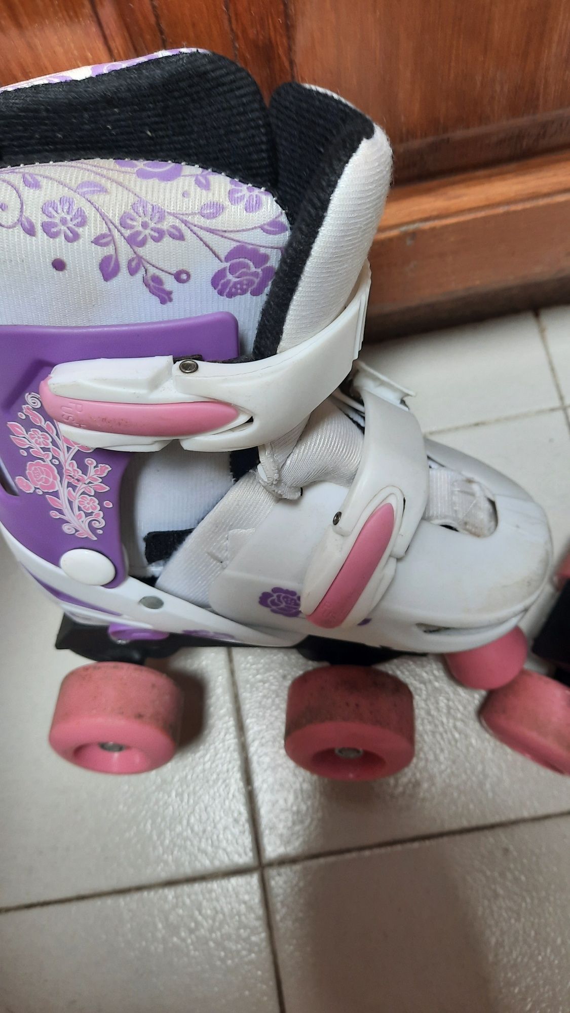 Patins com capacete e acessórios