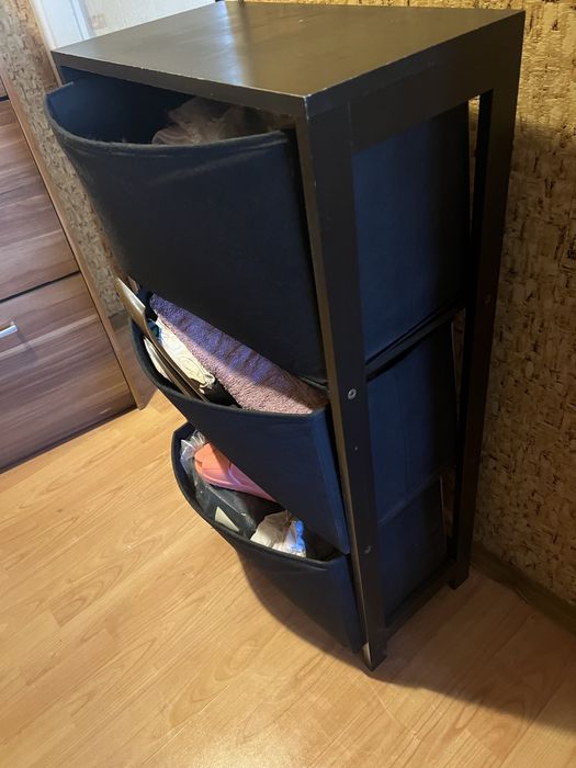 Szafka z materialowymi koszykami