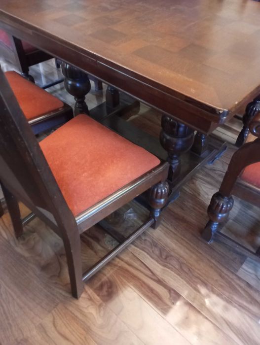 Wspaniały komplet mebli salonowych.