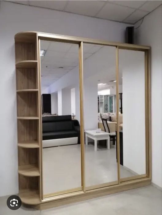 Шкаф-купе с тремя зеркальными дверями