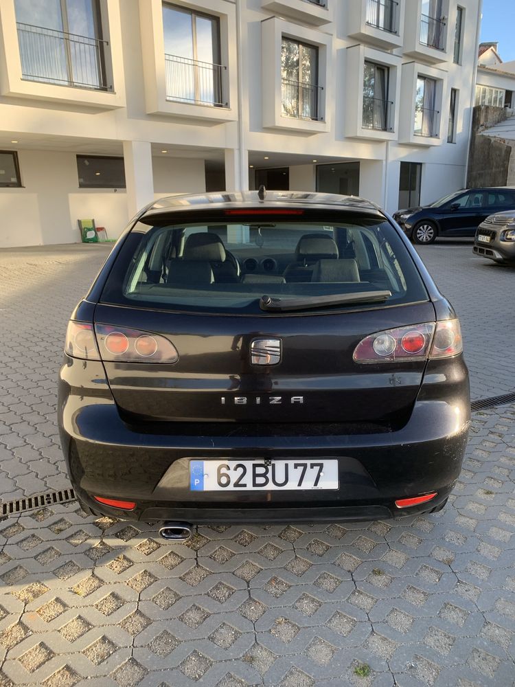 Seat Ibiza 2006 com câmera de marcha-atrás