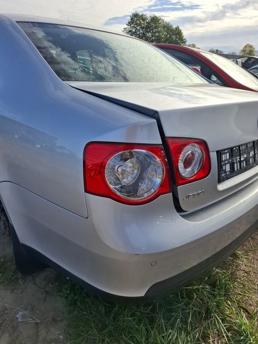 Volkswagen Jetta V Lampa Lewy Tył