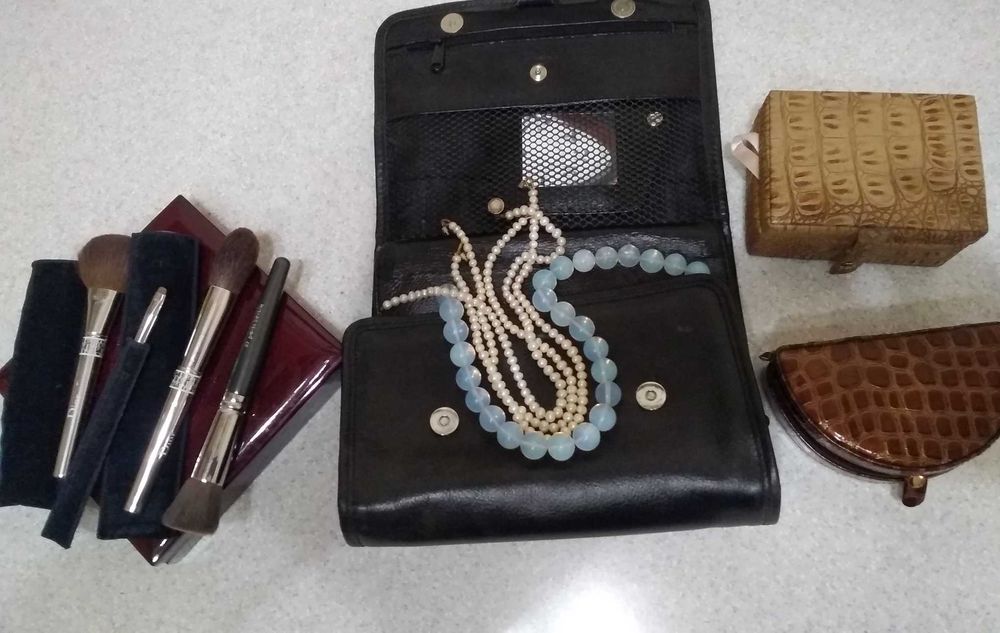 Гортайте.перлиниПензлі Dior кабукі.кепка,прикраси,  Swarovskі