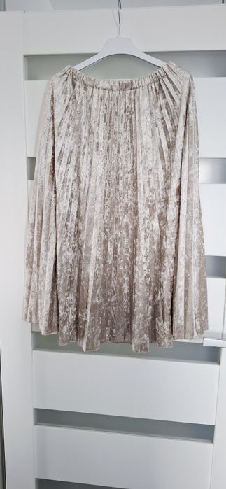 Spódnica midi plisowana połyskujaca. Kolor szampański