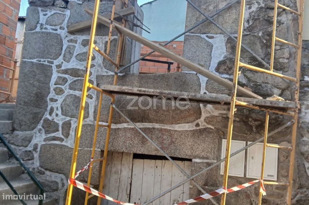 Moradia T3 em pedra para venda reconstruída
