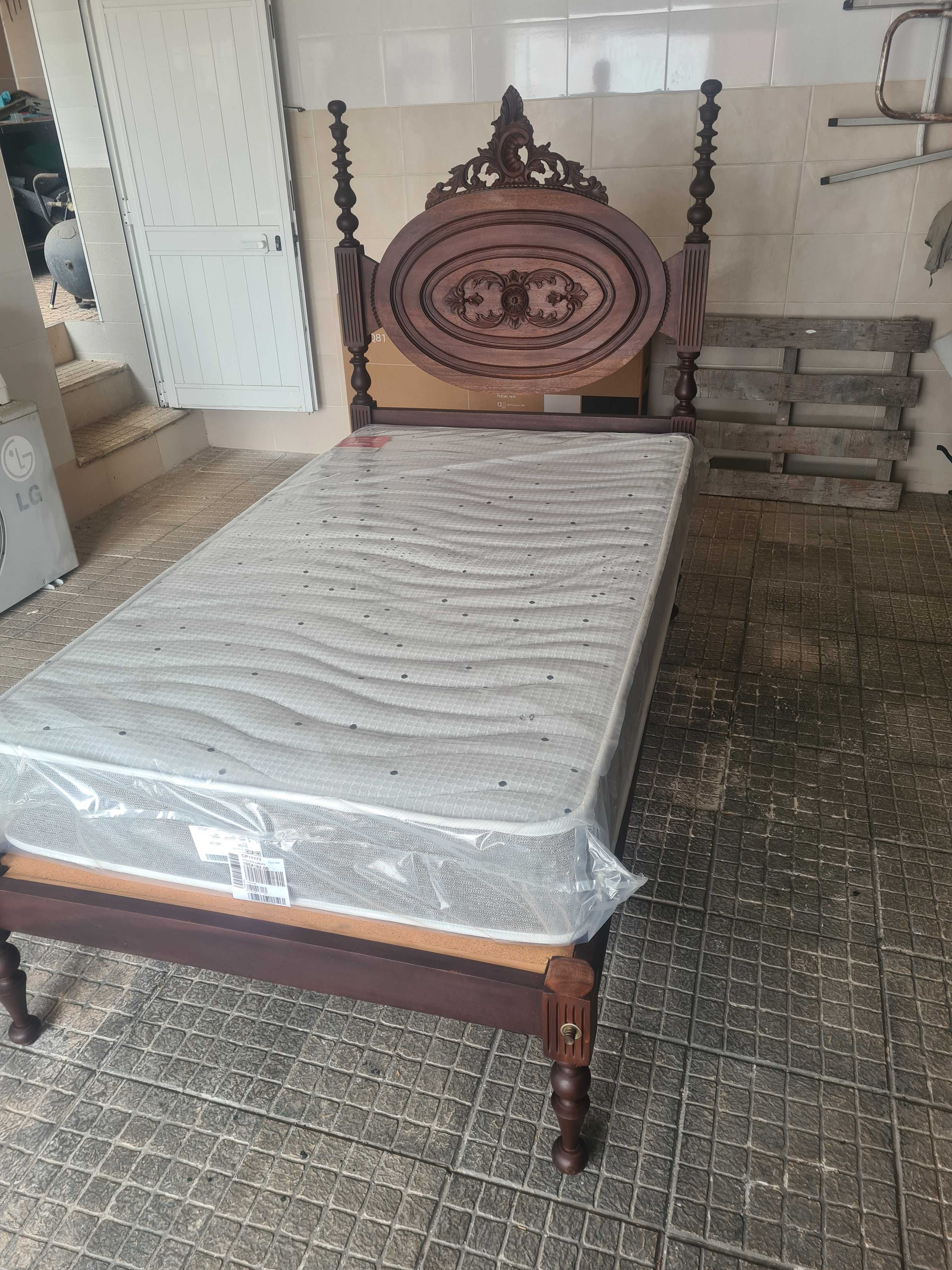 Cama de madeira com colchão novo + Mesa de Cabeceira e Espelho