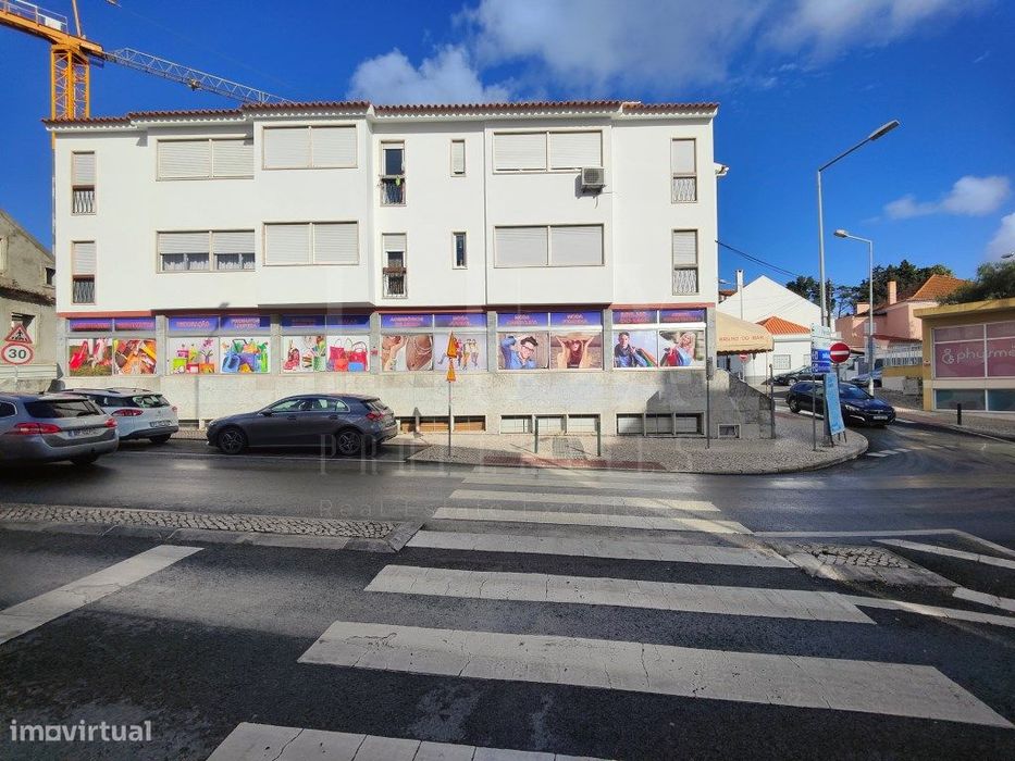Espaço Comercial De R/C Com 740M2 No Centro De Carcavelos
