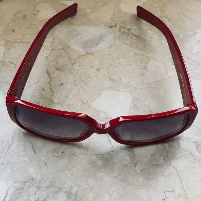 Okulary przeciwsłoneczne Levi’s czerwone z futerałem