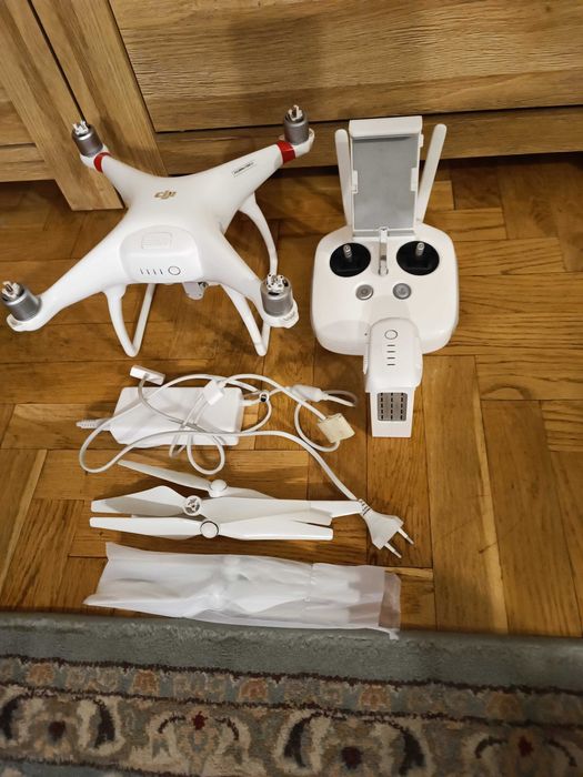 DJI Phantom 4, 2 baterie, dodatkowe śmigła