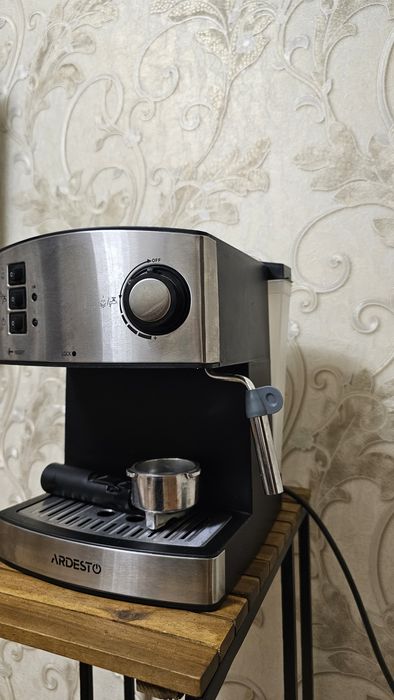 Ріжкова кавоварка Ardesto YCM-E1600.