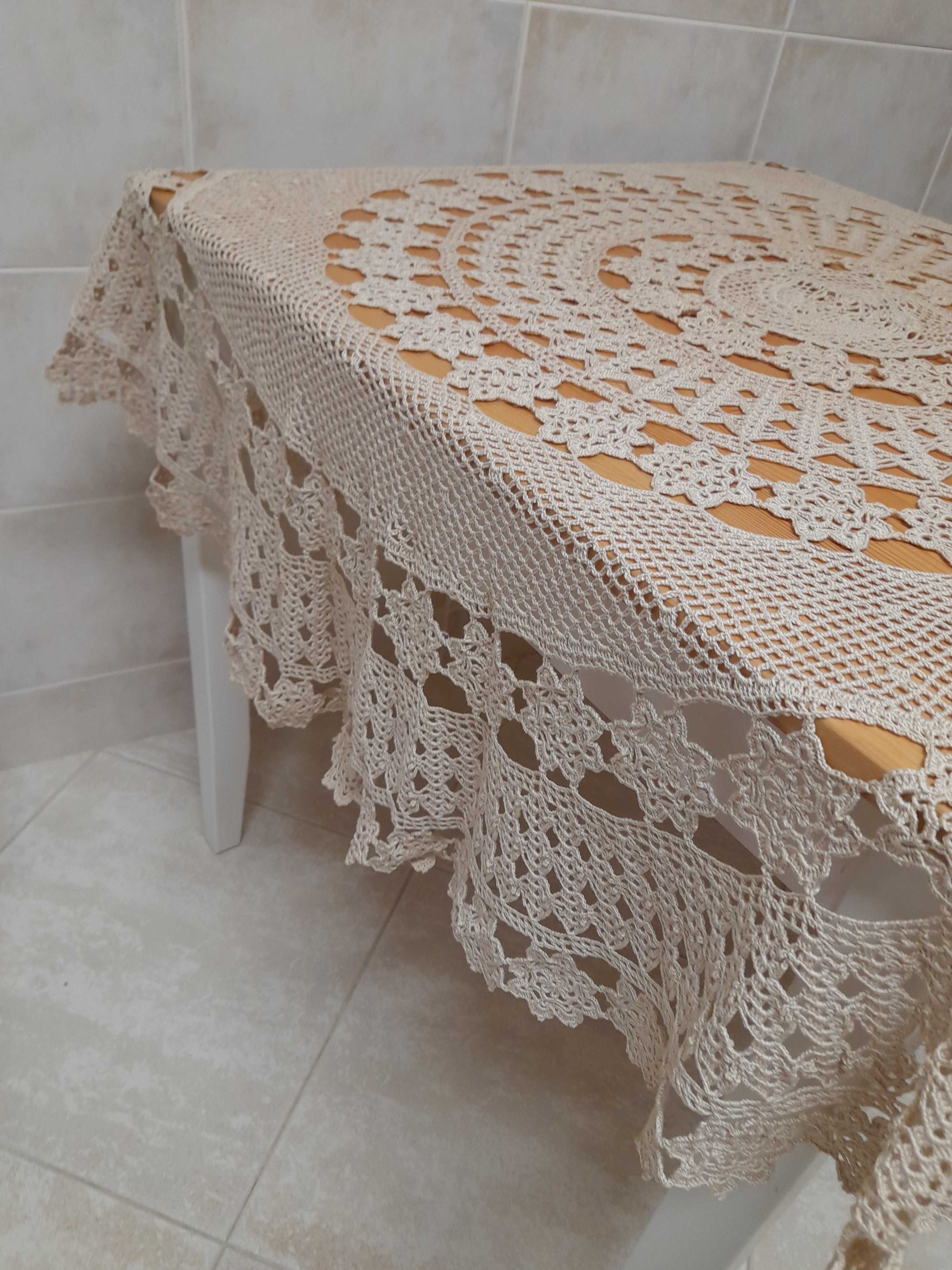 Toalha redonda em crochet nova
