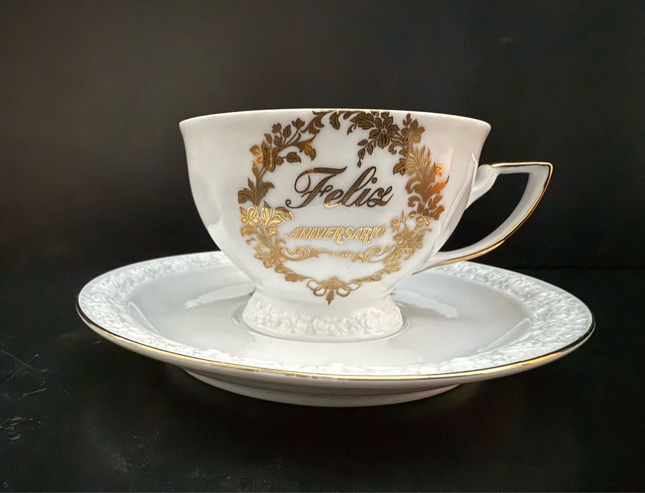 Chávena de chá com inscrição Feliz Aniversário