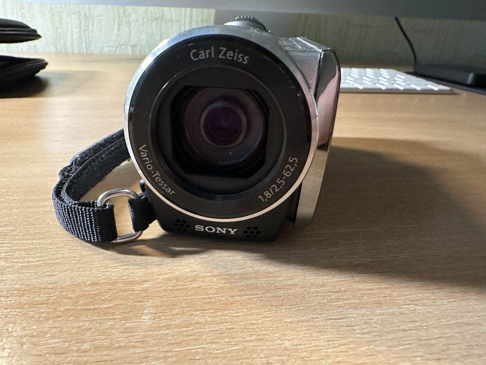 Камера Sony DCR-SX83E