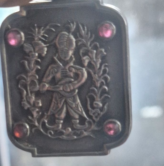 Srebrny medalion z ametystami