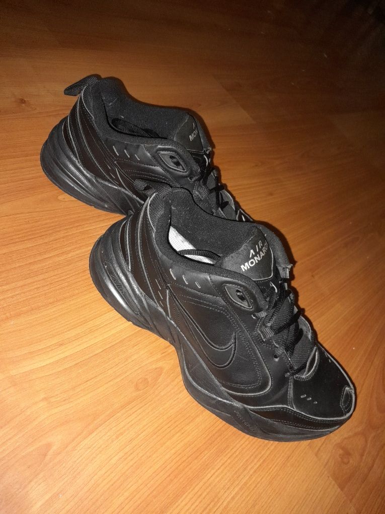 Ténis Nike Air Monarch IV