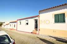 Casa Tipicamente Alentejana, inserida em lote de terreno com 394,75...