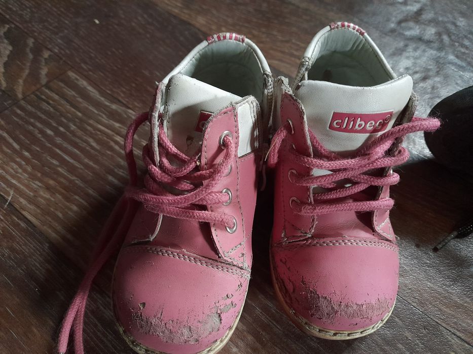 Черевички на хлопчика і на дівчинку